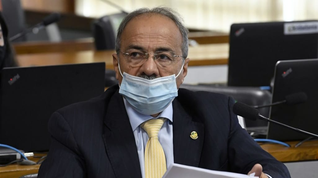 Cash tussen billen smokkelen komt Braziliaanse senator duur te staan