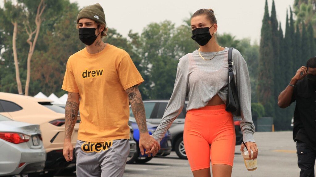 Justin Bieber woest op liggende fans voor zijn deur