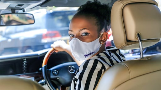 Van werkloos naar trotse taxichauffeuse: Oegandese vrouwen nemen het stuur over