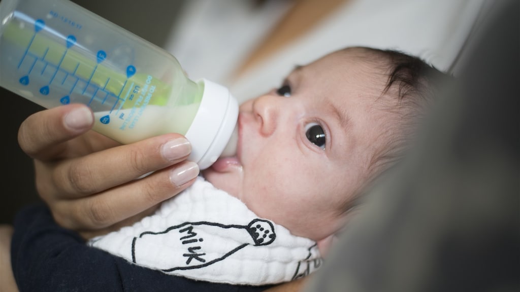 Onderzoekers waarschuwen voor plastic flesjes bij babyvoeding: 'Richtlijnen aanpassen'
