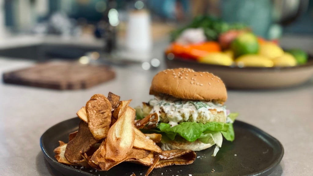 Visburgers met zelfgemaakte ravigottesaus en pastinaakchips