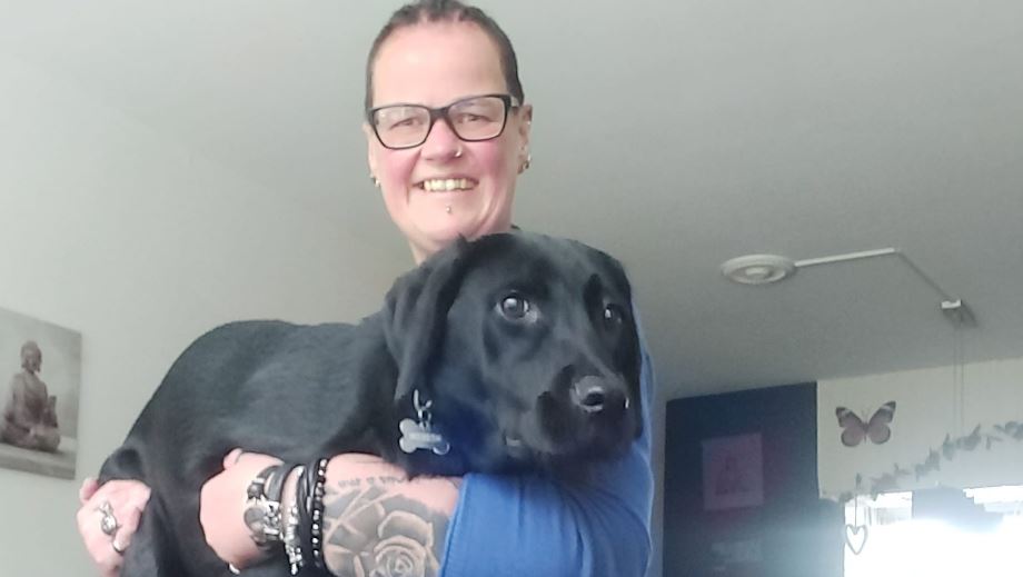 Joyce knuffelt veel met haar hond en twee katten, nu het met anderen niet kan.