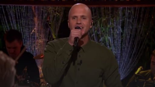 Milow blaast Beste Zangers-kijkers omver met Franse 'zomerhit'
