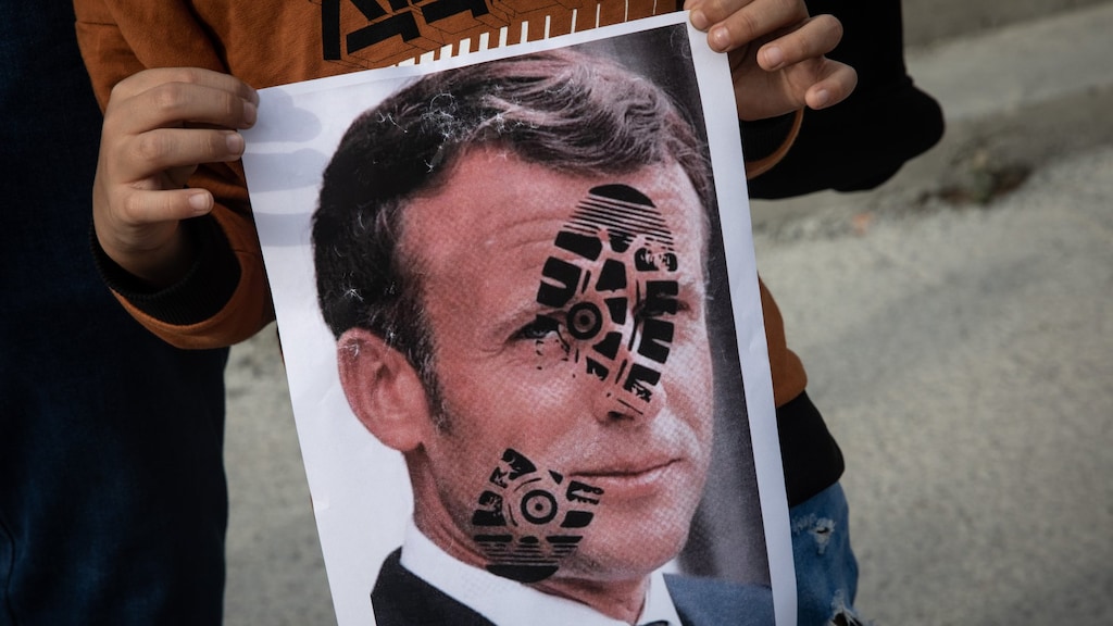 Een beeld dat je nu vaak ziet: Macron met een schoen