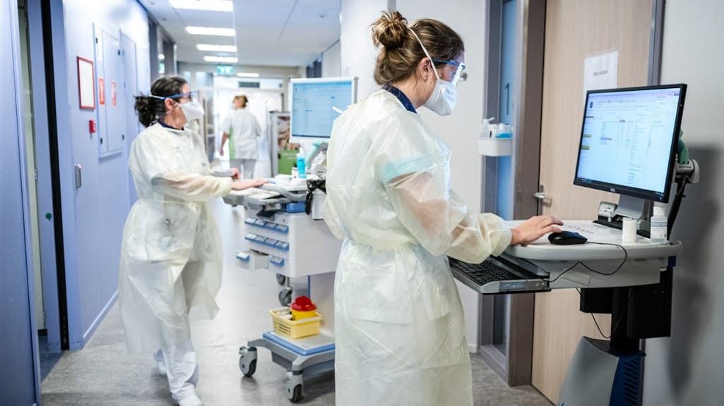 Zorgpersoneel moedeloos door corona, ziekenhuizen zetten psychologen in