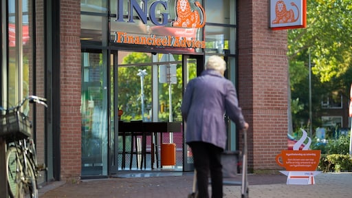 'Sluiting bankkantoren problematisch voor ouderen'