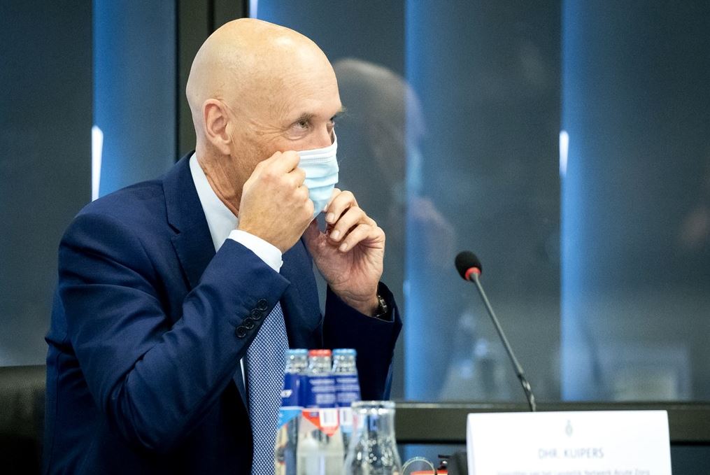 Akkoord over versoepelingen: mondkapjes blijven in ov en vliegtuigen