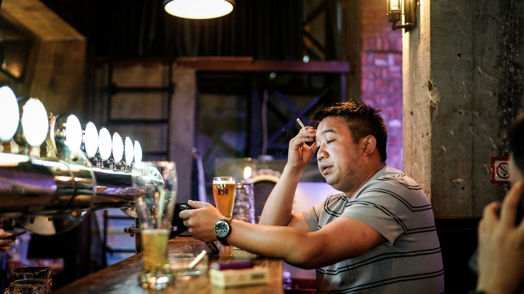 Een bierdrinker in een bar in Wuhan-China, afgelopen september.