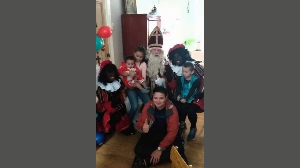 De familie van Evelien tijdens pakjesavond vorig jaar.