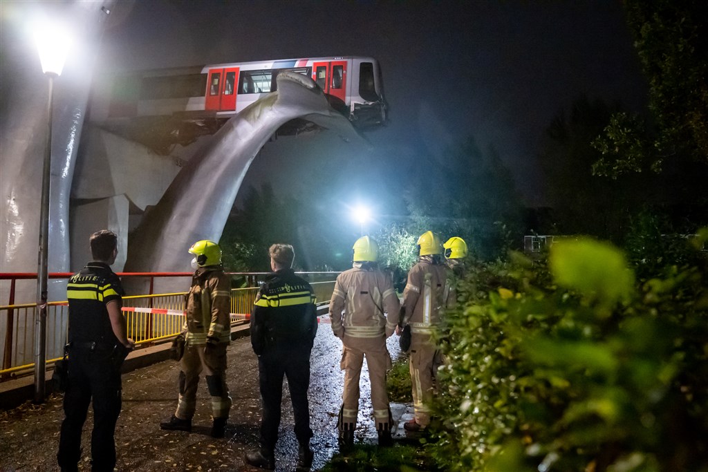 Metro knalt door stopblok bij Spijkenisse: bungelt over rand