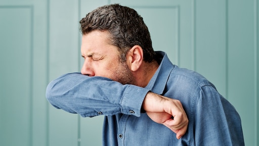 Hoestende werknemer weigert naar huis te gaan, krijgt ontslag