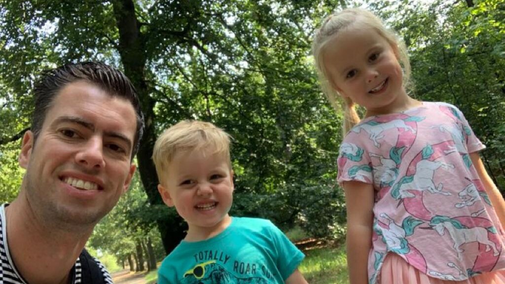 Thijs stond oog in oog met ontsnapte chimpansees: '10 meter van mijn zoon af'