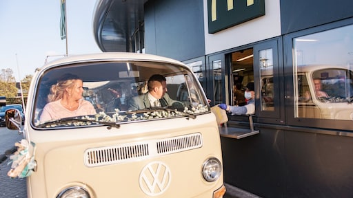 Met de trouwstoet door de McDrive: 'Het begon als een grap'