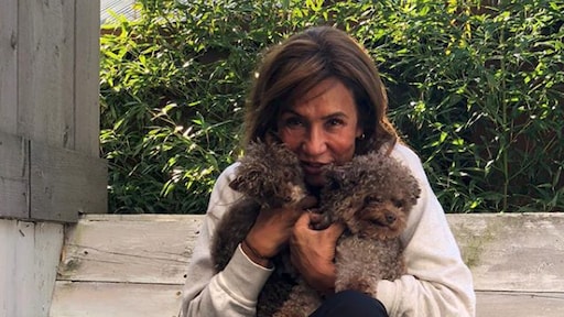 Patty Brard rende na inslapen hondje huilend de kliniek uit