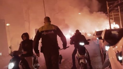 Supporters van Feyenoord bekogelen politie met zwaar vuurwerk
