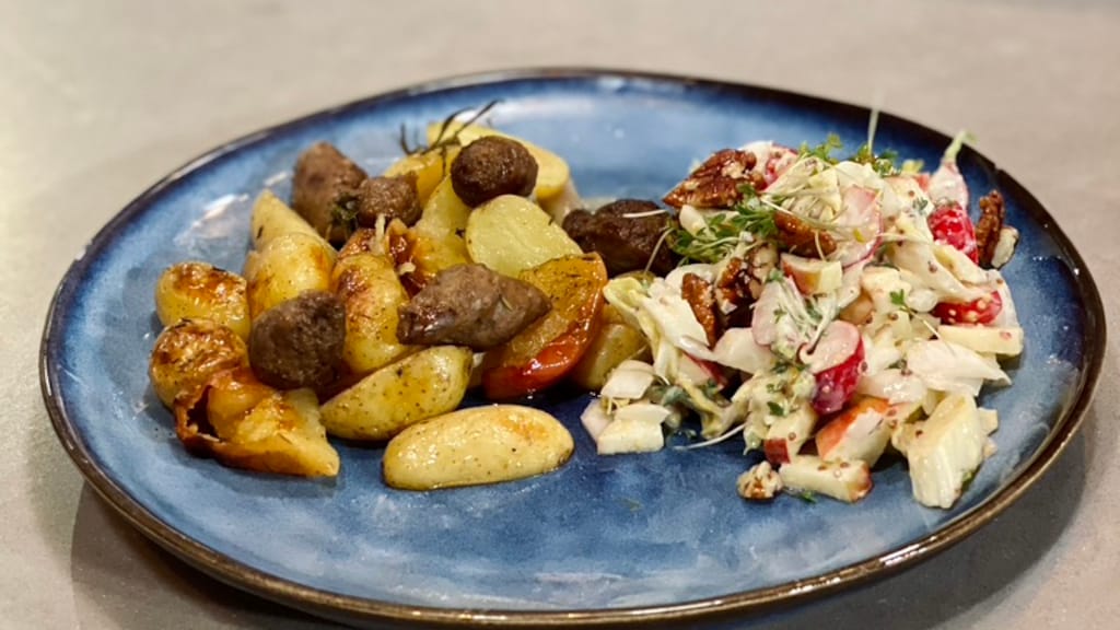 'Traybake' met worst, aardappel en witlofsalade