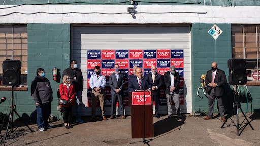 Team Trump geeft persconferentie bij afgelegen tuincentrum, naast sekswinkel