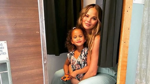 Dochter Chrissy Teigen neemt afscheid van overleden broertje