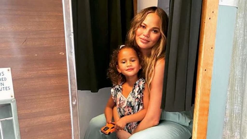 Dochter Chrissy Teigen neemt afscheid van overleden broertje