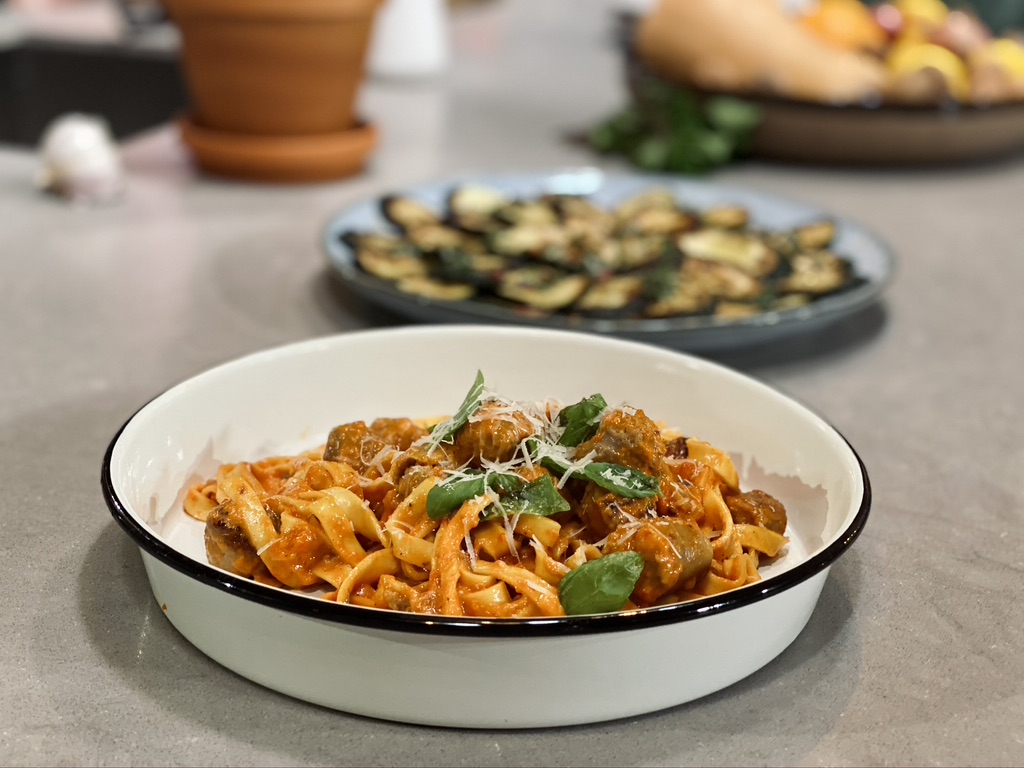 Snelle pasta met gepofte paprikasaus