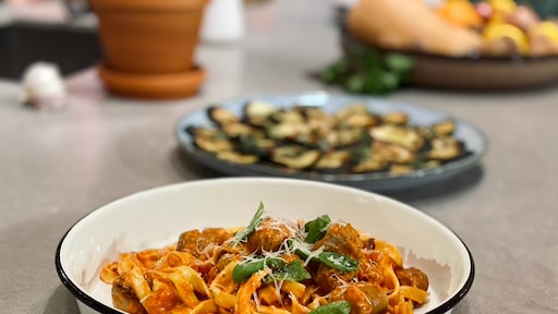 Snelle pasta met gepofte paprikasaus