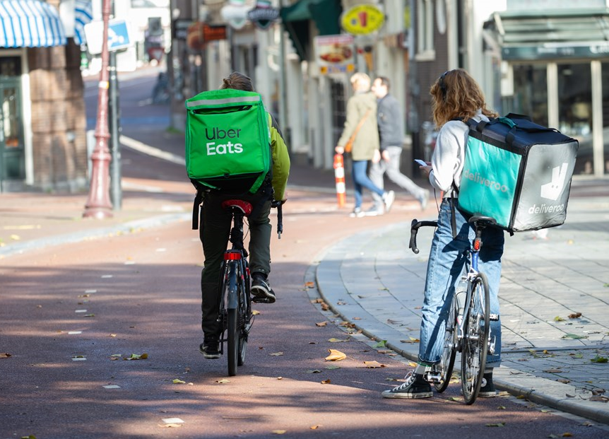 FNV: 'Deliveroo en Uber Eats kosten samenleving 32 miljoen euro per jaar'