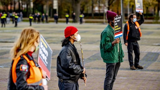 Tegenstanders van Kick Out Zwarte Piet slaags met ME in Maastricht