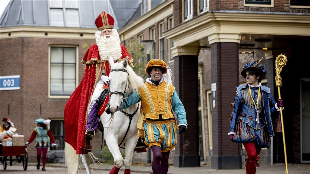 Sinterklaas kwam gisteren aan met roetpieten aan zijn zijde