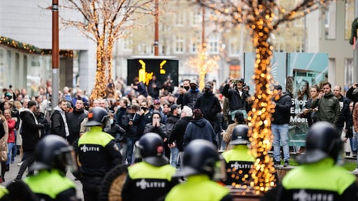 KOZP-demonstranten bekogeld, overgebracht naar veilige locatie
