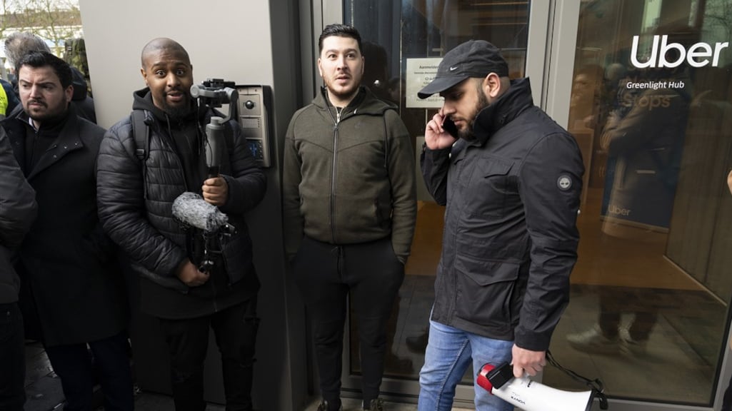 FNV dreigt met rechtszaak tegen Uber over 'schijnconstructie'