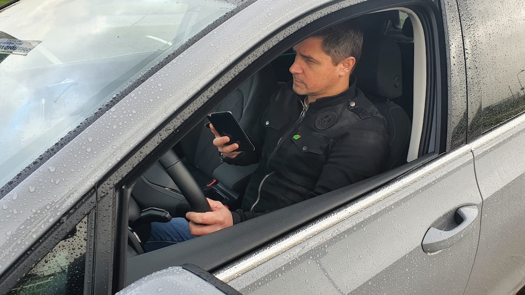 Appen achter het stuur: waarom kunnen we het niet laten?