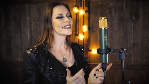 Floor Jansen maakt indruk op fans met metal-versie Frozen-hit