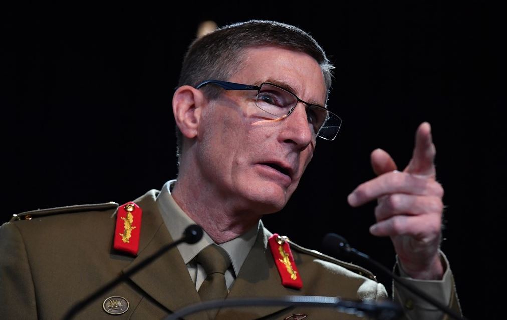 De Australische generaal John Angus Campbell tijdens de presentatie van het rapport.