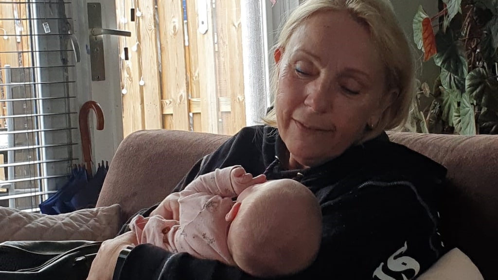 Sandra, samen met haar pasgeboren kleinkind