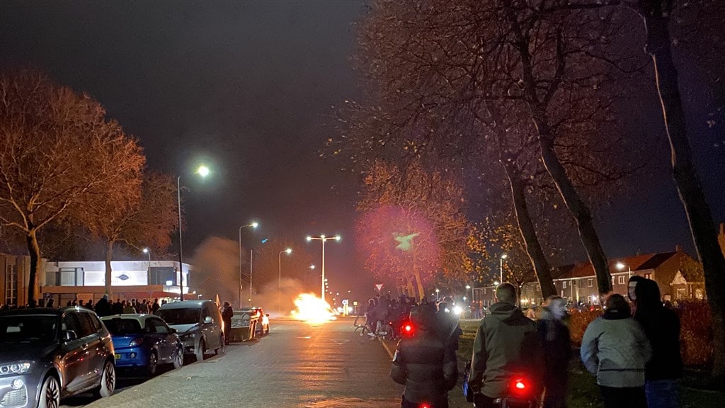 Jongeren op Urk baldadig en boos: vuurwerk en brandjes