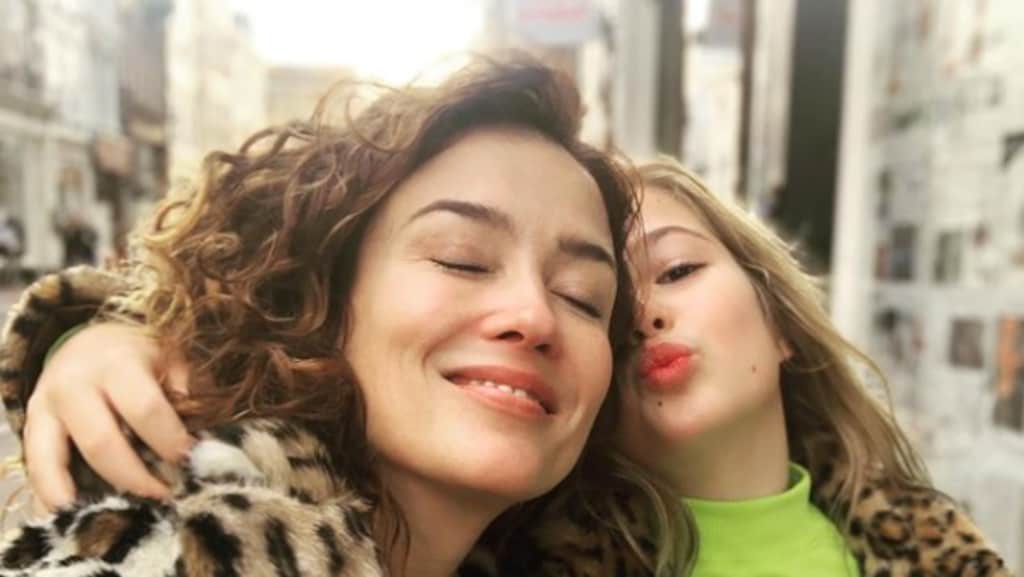 Katja Schuurman geniet van shopsessie in Amsterdam met dochters