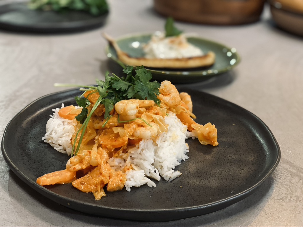 Indische roerbak met spitskool en garnalen en 'crème brûlée' banaan toe