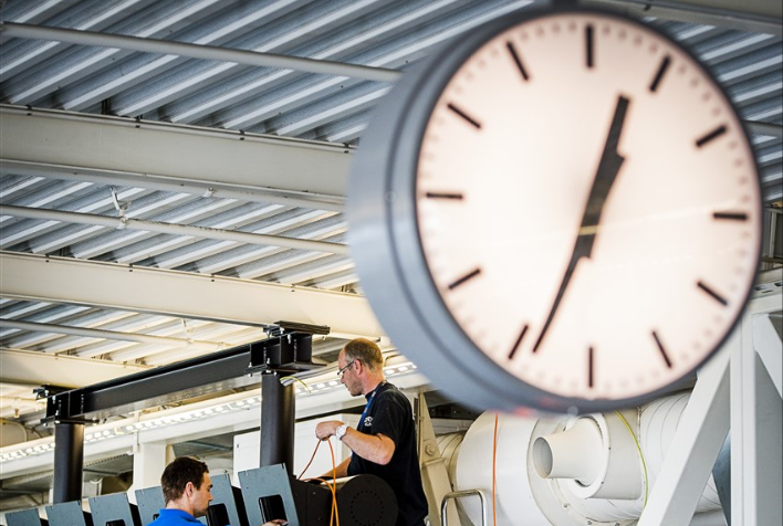 Bedrijf mag niet eisen dat personeel eerder op werk is