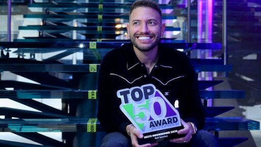 538 bekroont Rolf Sanchez met award