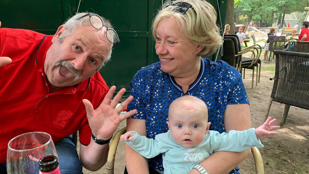 Frank, samen met zijn vrouw en zijn eerste kleindochter