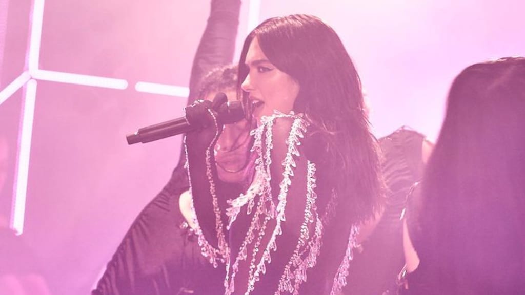 Dua Lipa tovert je woonkamer om tot club tijdens online concert