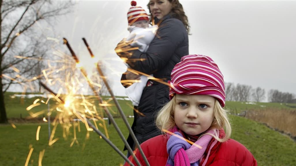 Knetterballen, wondertollen en sterretjes: licht vuurwerk vliegt over de toonbank
