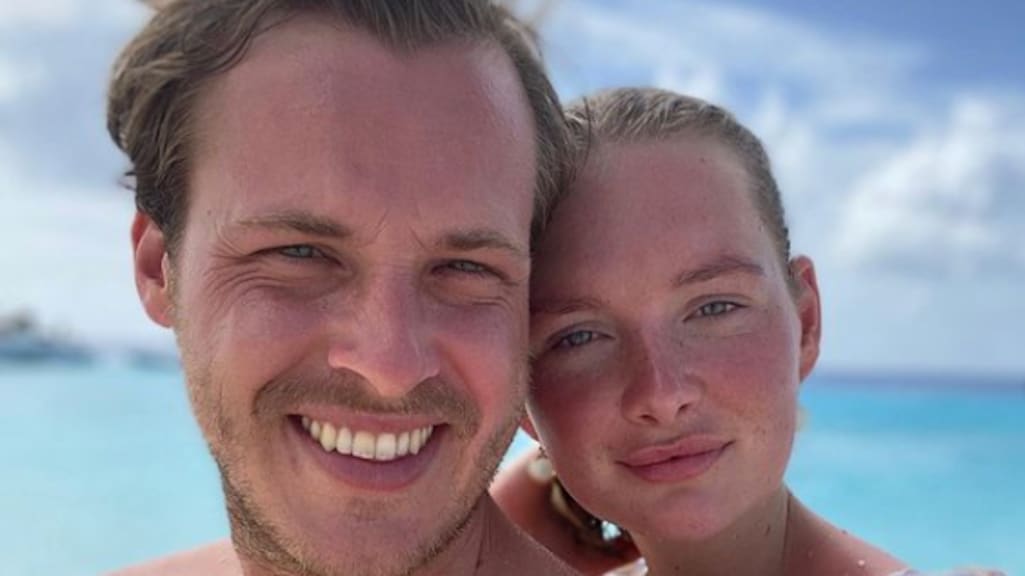 Maxime Meiland en vriend zetten de bloemetjes buiten