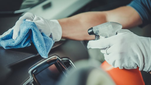 8 tips hoe je snel en makkelijk de binnenkant van je auto schoonmaakt
