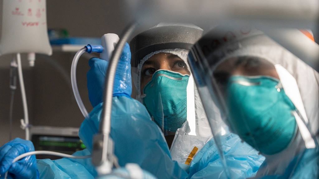Ziekenhuispersoneel verzorgt een covidpatiënt.