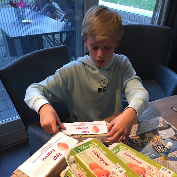 Luca plakt op elke doos zijn eigen logo