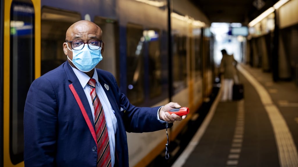 NS schrapt kerstpakket: bespaart 'tonnen', maar personeel boos