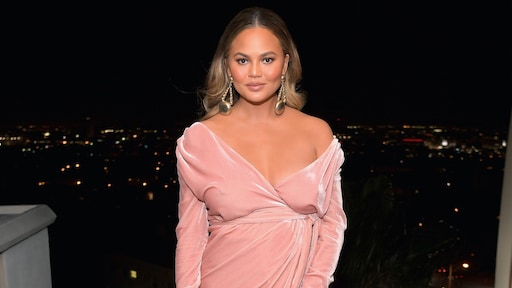 Chrissy Teigen blikt terug op traumatisch verlies één jaar geleden