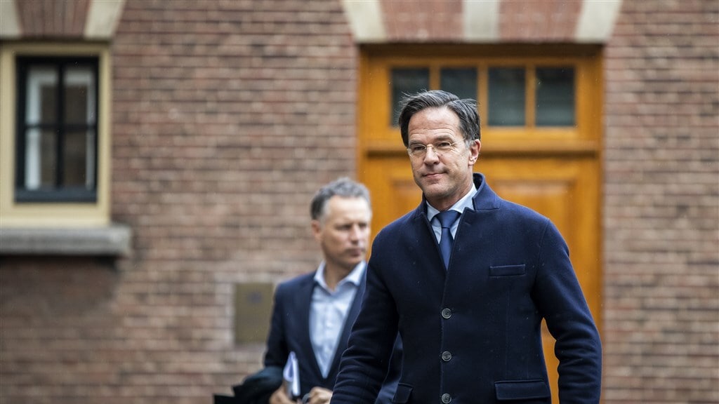 Moeten premier Rutte en de koning een 'voorbeeldvaccinatie' halen?