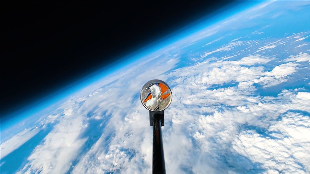 Muntje van David Bowie in de ruimte: 35.000 meter boven aarde